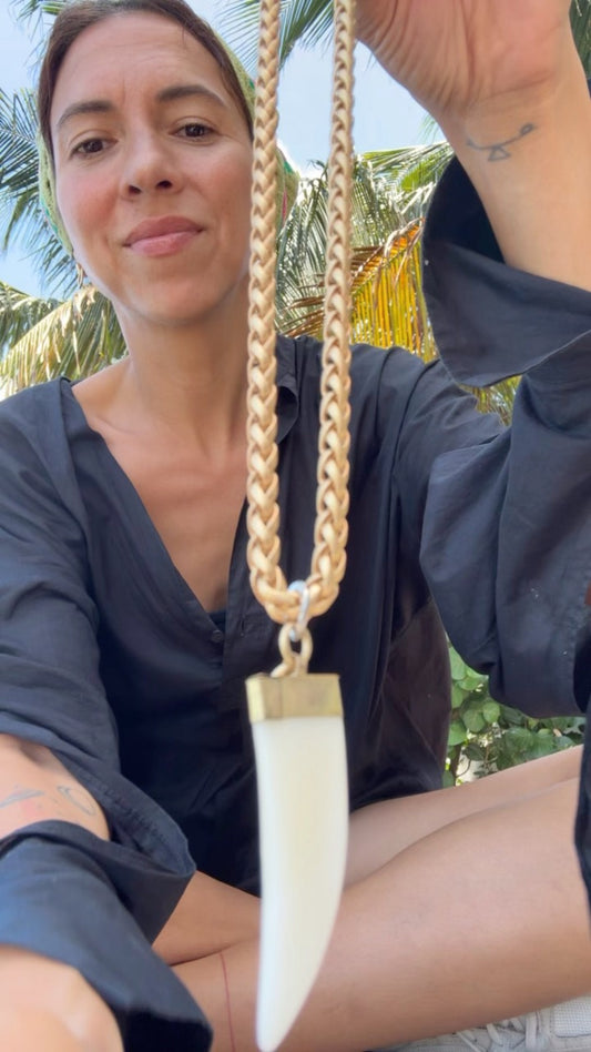 Filo Blanco Horn Necklace
